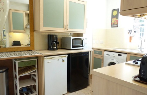 Eastbourne Cottage | Cosy cottage hideaway for couples close to centre and beach with 1 bedroom