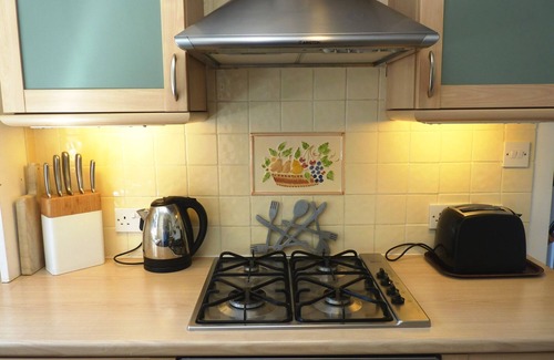 Eastbourne Cottage | Cosy cottage hideaway for couples close to centre and beach with 1 bedroom