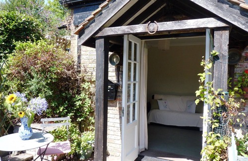 Eastbourne Cottage | Cosy cottage hideaway for couples close to centre and beach with 1 bedroom