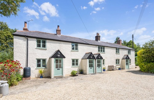 Buckland Newton Cottage | Cosy cottage in a pretty village with a pub at the end of the garden!