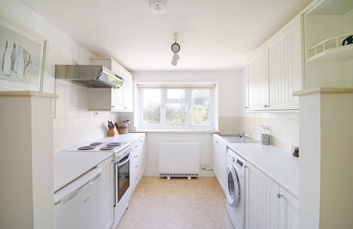 Kingsdon House | Cosy Cottage in Idyllic Village, Private Parking