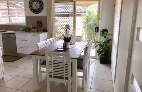 Booker Bay Villa | Cosy Cottage near the beach