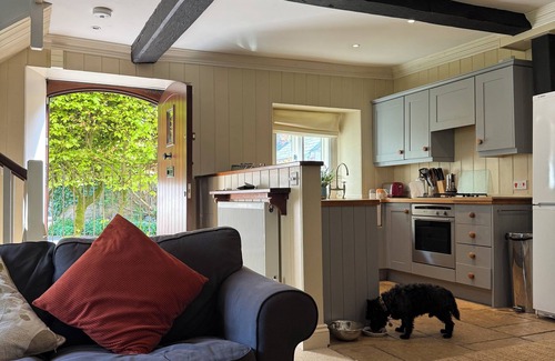 Malmesbury House | Cosy Cottage Over Malmesbury Abbey