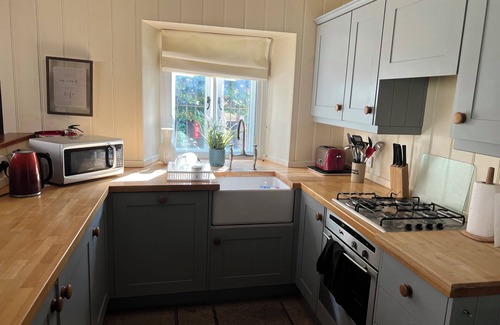 Malmesbury House | Cosy Cottage Over Malmesbury Abbey