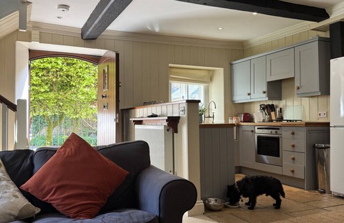 Malmesbury Cottage | Cosy Cottage Overlooking Malmesbury Abbey