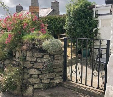 Fivelanes House | Cosy Cottage Real Fire Nearby Pub Garden Parking