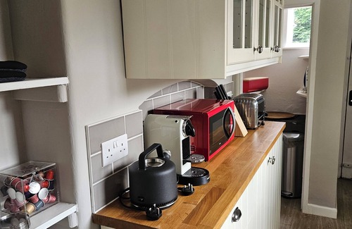 Chester House | Cosy Cottage Retreat Next to Famous White Horse!