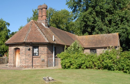 Chiddingly House | Cosy Cottage, Sleeps Max 6. Stunning Views, Indoor Pool. Perfect for Families