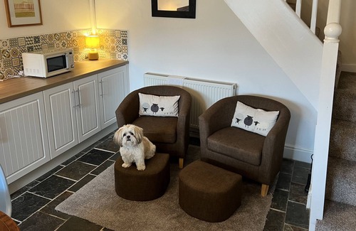 Oakworth Cottage | Cosy cottage surrounded by gorgeous green rolling hills