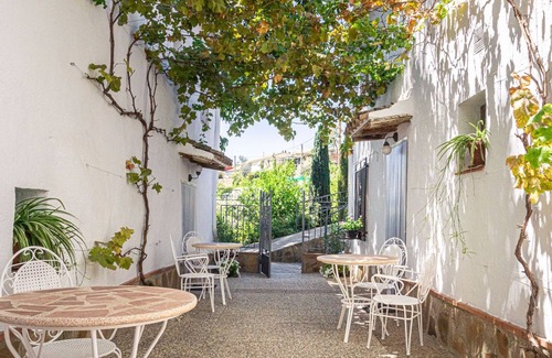 Tozar Cottage | Cosy Cottage, With Access to Large Private Pool, in Great Countryside. Explore!