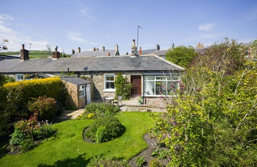 Glanton Cottage | Cosy cottage with delightful private garden and summerhouse.