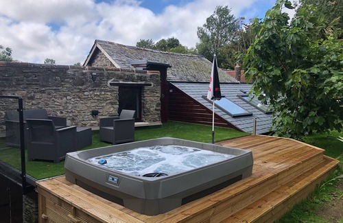 Barnstaple Cottage | Cosy cottage with hot tub and outdoor space