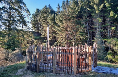 Raetihi Cottage | Cosy Country Cottage - Hot Tub- Pizza Oven- Fire Pit - Rural Setting On 4 Acres