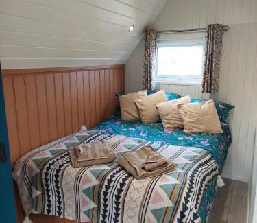 Laurencekirk House | Cosy Countryside Cabin - Sleeps 2 Parking & Farm