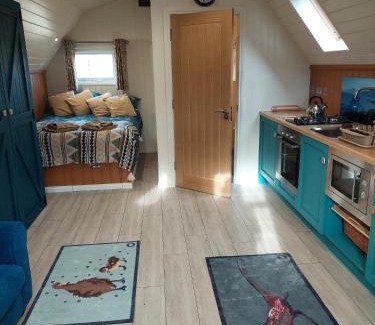 Laurencekirk House | Cosy Countryside Cabin - Sleeps 2 Parking & Farm