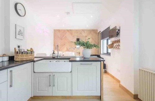 Harston Cottage | Cosy Countryside escape with hot-tub.Perfect family break/Entertaining friends!