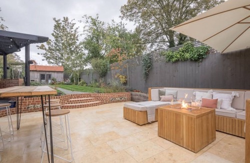 Harston Cottage | Cosy Countryside escape with hot-tub.Perfect family break/Entertaining friends!