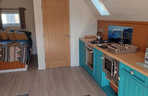 Laurencekirk Cabin | Cosy Countryside Cabin - Sleeps 2, Parking & Farm