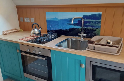 Laurencekirk Cabin | Cosy Countryside Cabin - Sleeps 2, Parking & Farm