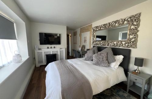 Newton St Loe Apartment | Cosy countryside stay near Bath with free parking