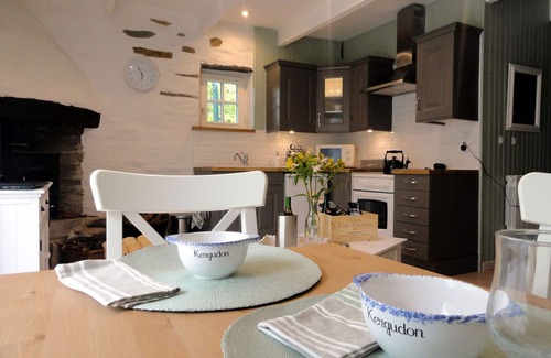Sizun Cottage | Cosy couples' studio gîte in the heart of the Monts D'Arrée with heated pool