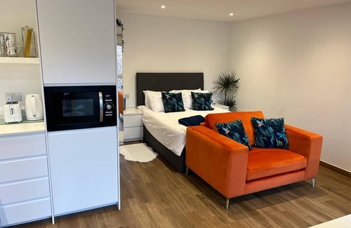Milton Keynes Apartment | Cosy detached Annexe with off street parking