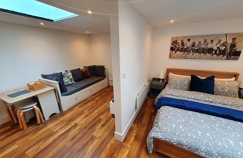 Chessington Apartment | Cosy detached studio- walking distance to CWOA!
