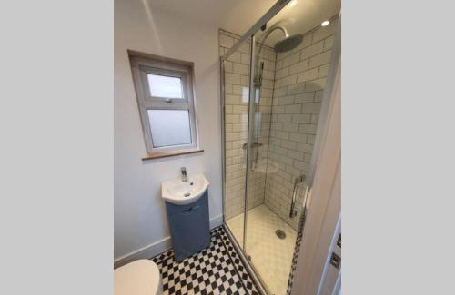 Chessington Apartment | Cosy detached studio- walking distance to CWOA!