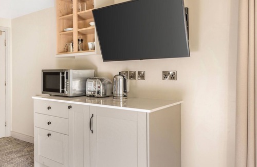 Milton Damerel Apartment | Cosy Double Room | Countryside Resort | Sleeps 2