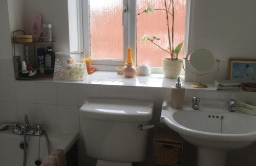 Uckinghall House | Cosy double room with own bathroom