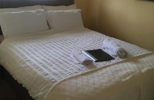 Uckinghall House | Cosy double room with own bathroom