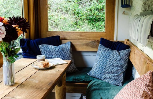 Llanfihangel Tal-y-llyn Cottage | Cosy Eco-Cottage w/garden stream: mountains & rivers to explore!
