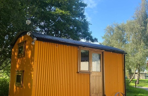 Higher Walton Cabin | Cosy en suite shepherd hut on the grounds of Historic building Samlesbury Hall