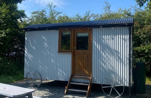 Higher Walton Apartment | Cosy en suite shepherd hut on the grounds of Historic building Samlesbury Hall