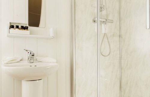 Higher Walton Apartment | Cosy en suite shepherd hut on the grounds of Historic building Samlesbury Hall