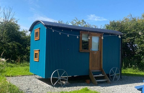 Higher Walton Cabin | Cosy en suite shepherd hut on the grounds of Historic building Samlesbury Hall