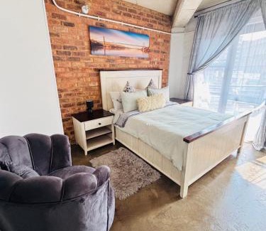 Downtown Johannesburg Apartment | Cosy escape Balcony High speed WiFi Amenities