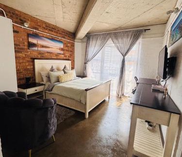 Downtown Johannesburg Apartment | Cosy escape Balcony High speed WiFi Amenities