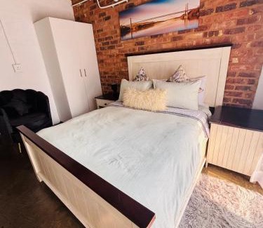Downtown Johannesburg Apartment | Cosy escape Balcony High speed WiFi Amenities