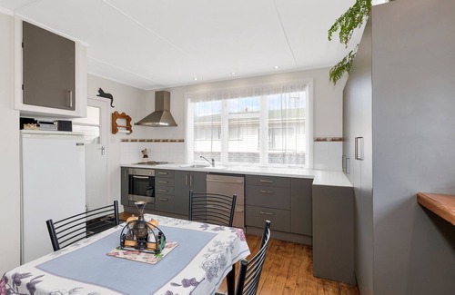 Cheviot Cottage | Cosy Family Cottage, within the Cheviot Township
