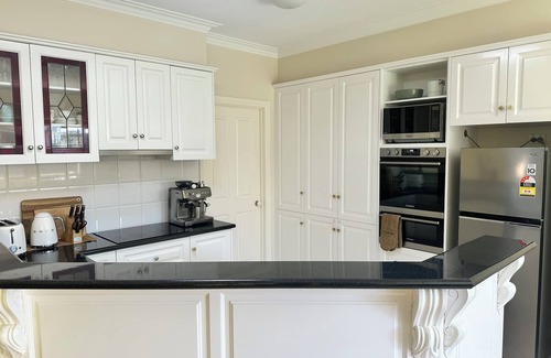 Belmont House | Cosy & family friendly townhouse in Belmont. Walk to river, shops & stadium.