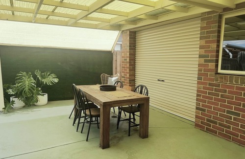 Belmont House | Cosy & family friendly townhouse in Belmont. Walk to river, shops & stadium.