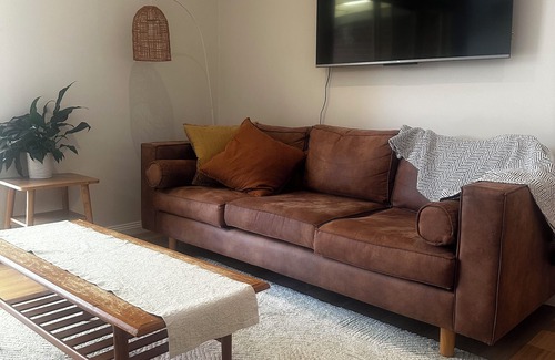 Belmont House | Cosy & family friendly townhouse in Belmont. Walk to river, shops & stadium.
