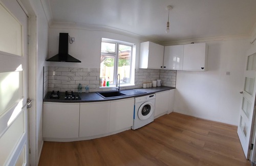 Luton House | Cosy Family home with (Spa,hottub,Jacuzzi), 5 mins from LUTON-AIRPORT