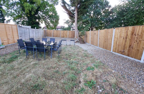 Luton House | Cosy Family home with (Spa,hottub,Jacuzzi), 5 mins from LUTON-AIRPORT