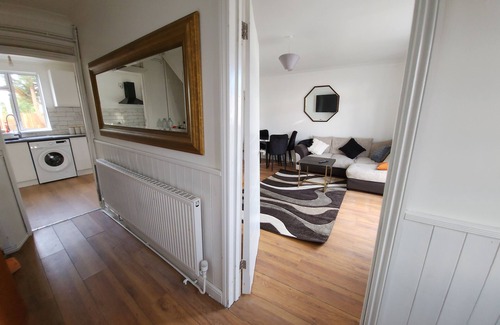 Luton House | Cosy Family home with (Spa,hottub,Jacuzzi), 5 mins from LUTON-AIRPORT