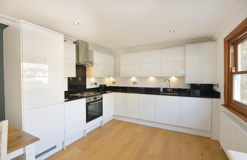 Haringey Apartment | COSY FLAT 2 BED AND 2 BATH, 5 MIN FROM TRAIN STATION