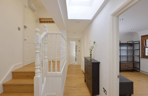 Haringey Apartment | COSY FLAT 2 BED AND 2 BATH, 5 MIN FROM TRAIN STATION