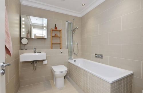 Haringey Apartment | COSY FLAT 2 BED AND 2 BATH, 5 MIN FROM TRAIN STATION