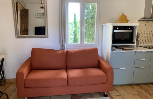 Ventabren Apartment | Cosy flat - charming T2 private garden in the countryside. very quiet and bright